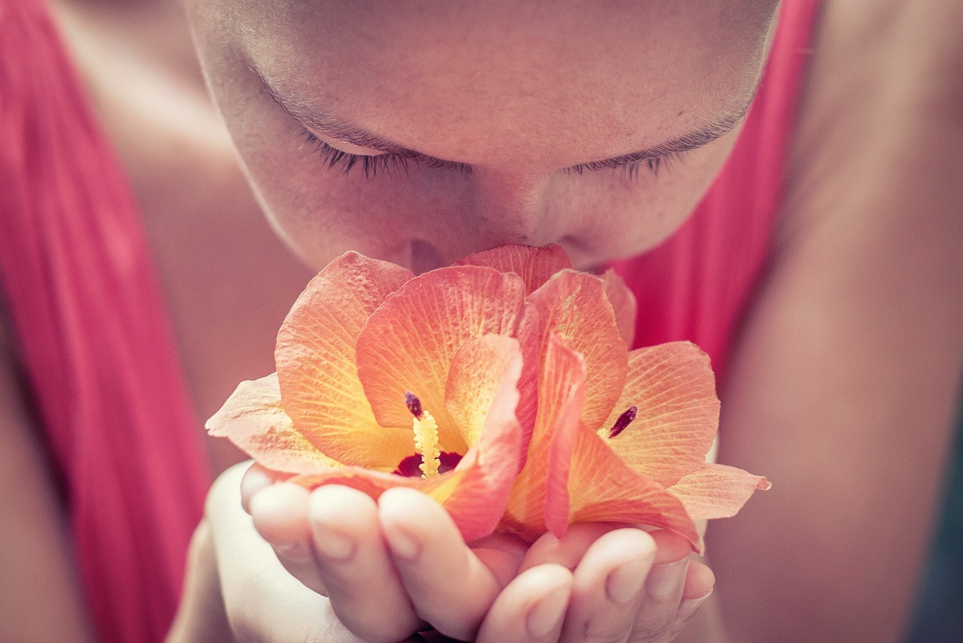 sentir odeur inhalation huiles essentielles aromathérapie
